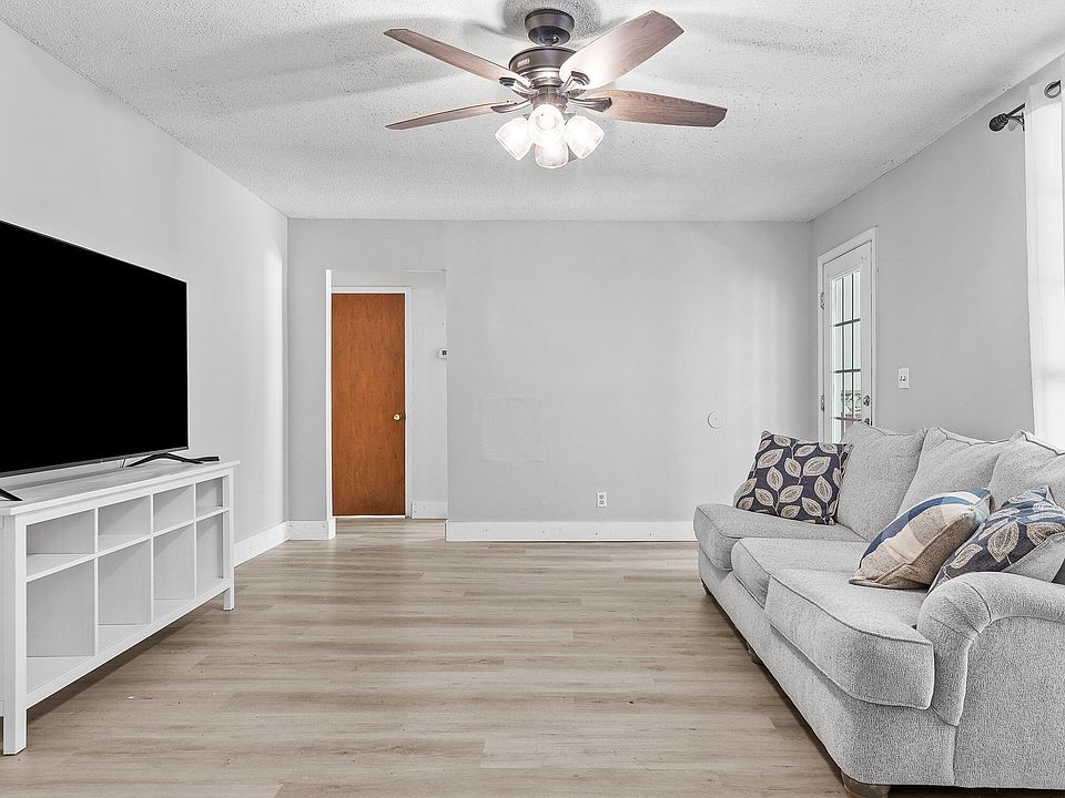 1st image of 415 Hickory St