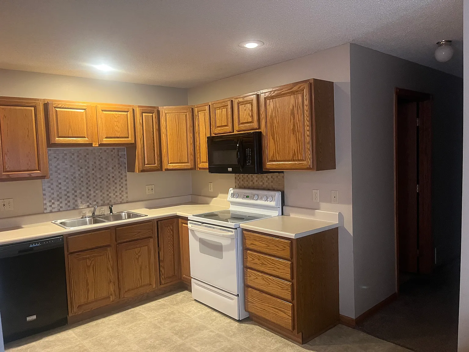2 bed, 956 sqft, $1,375 — Photo 2