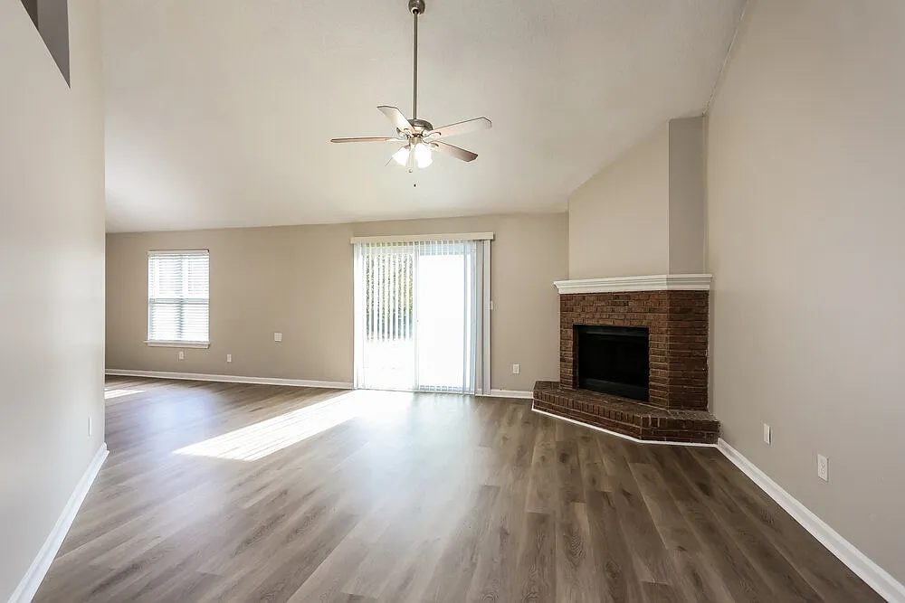 3 bed, 2.0 bath, 1729 sqft, $2,660 — Photo 3