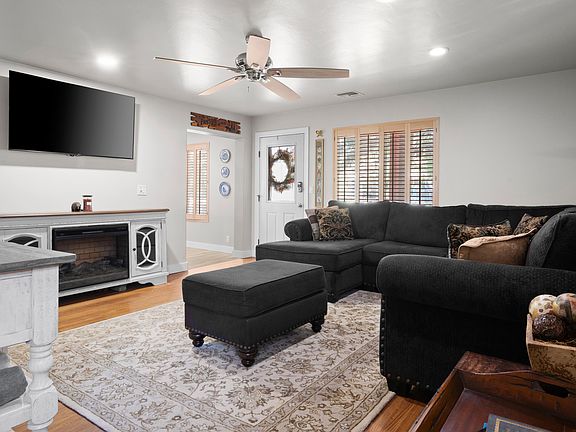 3rd image of 209 W Corral Dr
