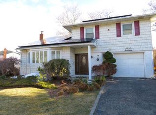 19 Wilshire Ln, Plainview, NY 11803