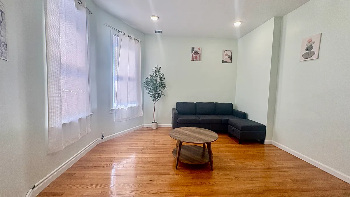 Building Photo - 261 Maple St #2