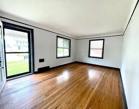 316 E 246th St — Photo 3