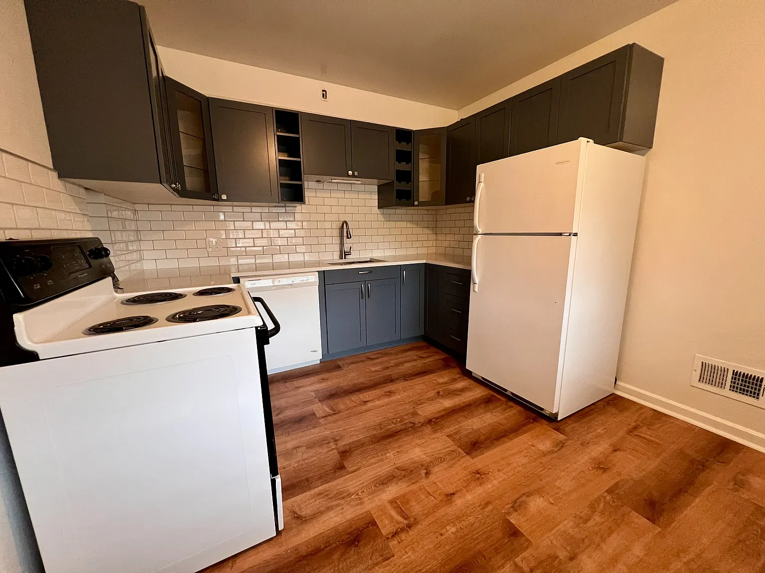 2 bed, 1100 sqft, $1,250 — Photo 4