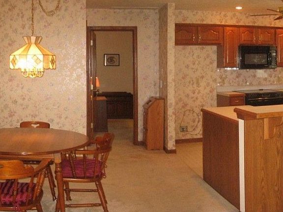 3rd image of 401 Hollybush Ln