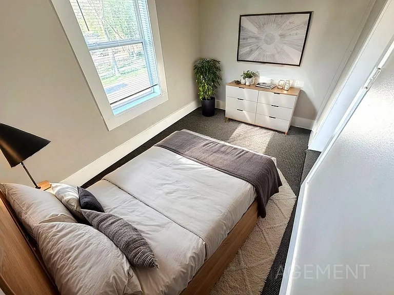 322 E 15th St #4 — Photo 14
