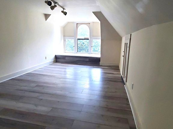 3rd image of 184 Saint James Pl Unit 3