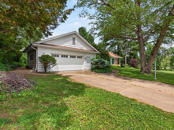 3rd image of 221 Byrnes Dr