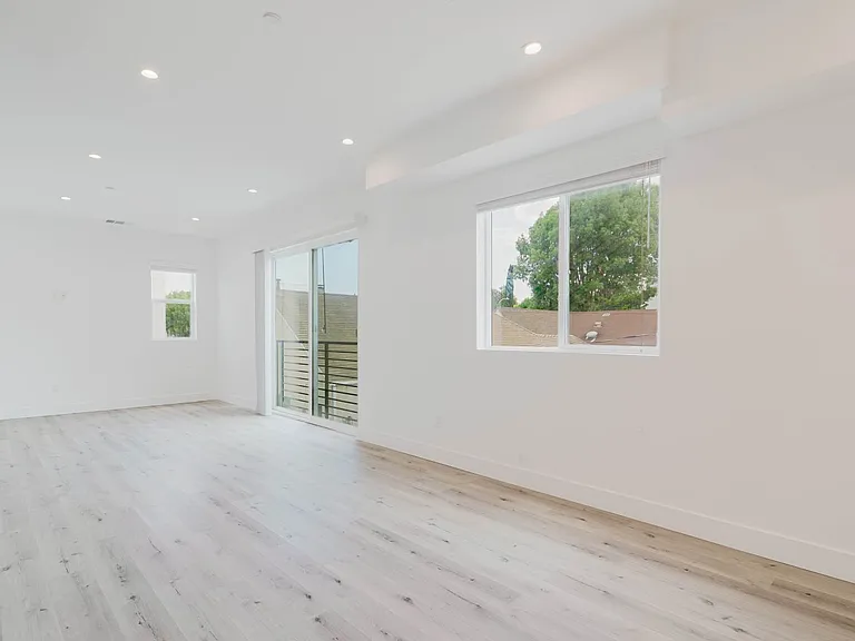10853 Otsego St — Photo 5