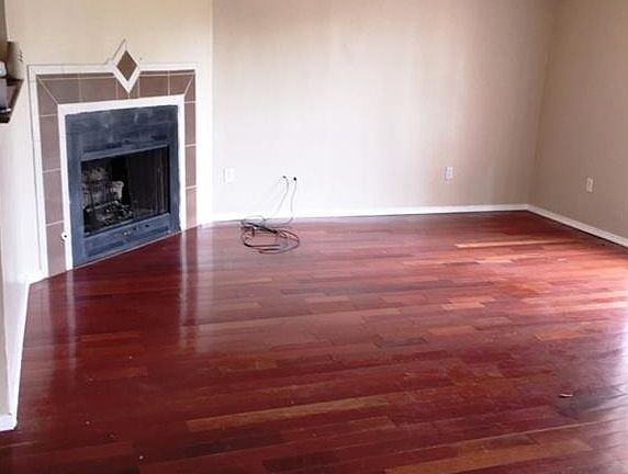 3rd image of 4917 Laurel Ln