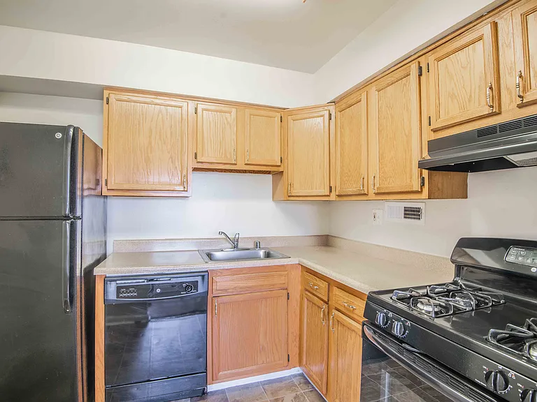 Greenlyn Apartments — Photo 2