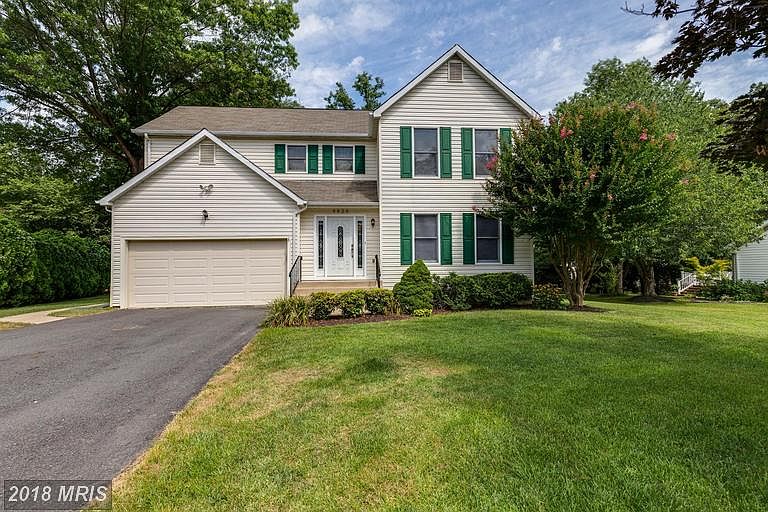 Curb appeal is amazing! Welcome Home!