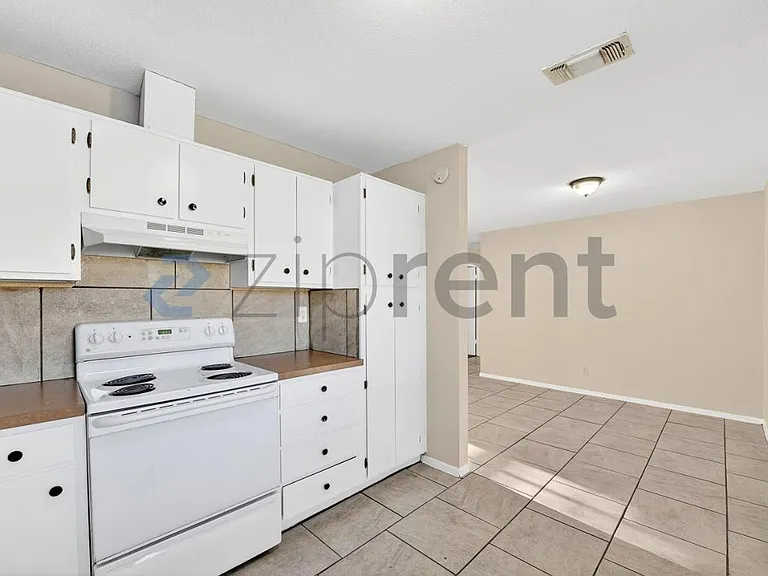 3225 Crites St #102 — Photo 11