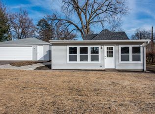 6 E Clarendon Dr, Round Lake Beach, IL