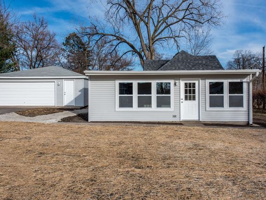 6 E Clarendon Dr, Round Lake Beach, IL 60073