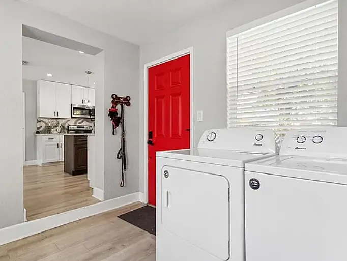 715 W Harlan St — Photo 23