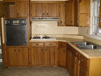 2nd image of 2925 Castle Dr