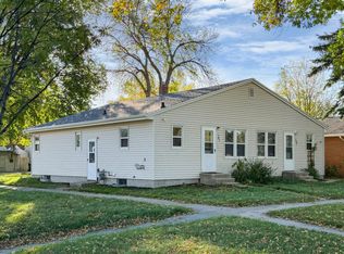 703 S 16th St, Grand Forks, ND 58201