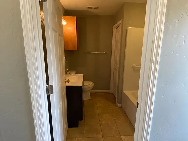704 Francis St E — Photo 8