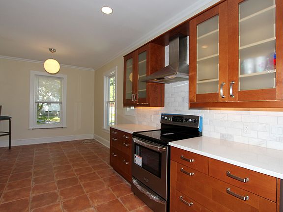 5th image of 278 Wood St