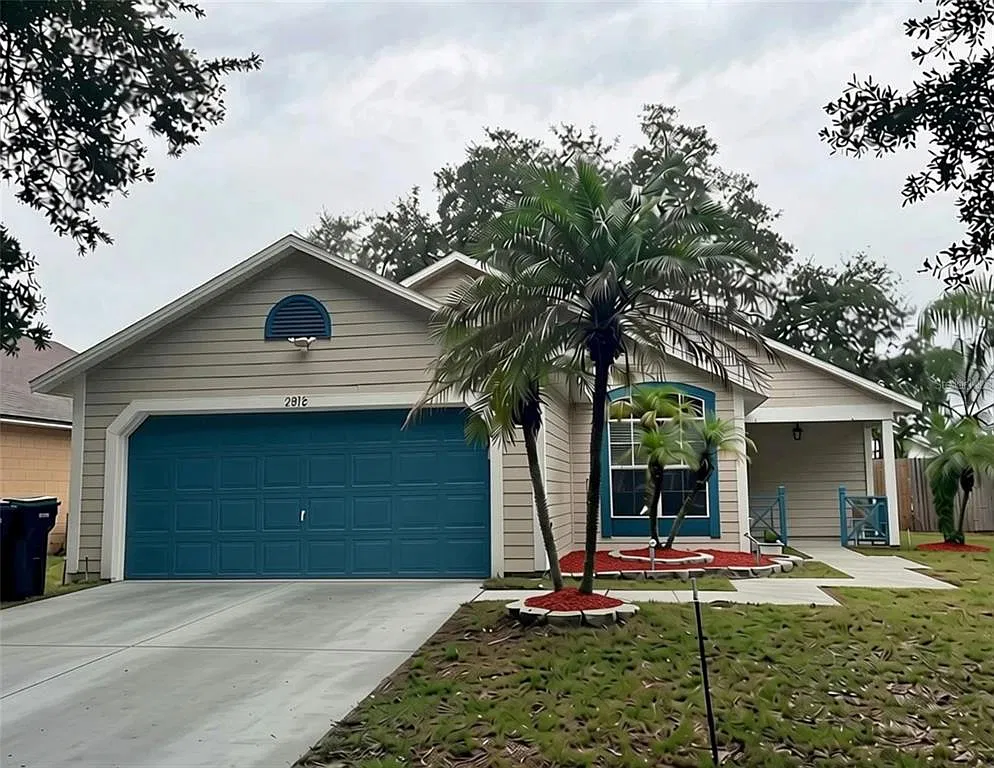 3 bed, 2.0 bath, 1243 sqft, $2,300 — Photo 3