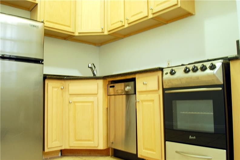 2nd image of 403 W 21st St