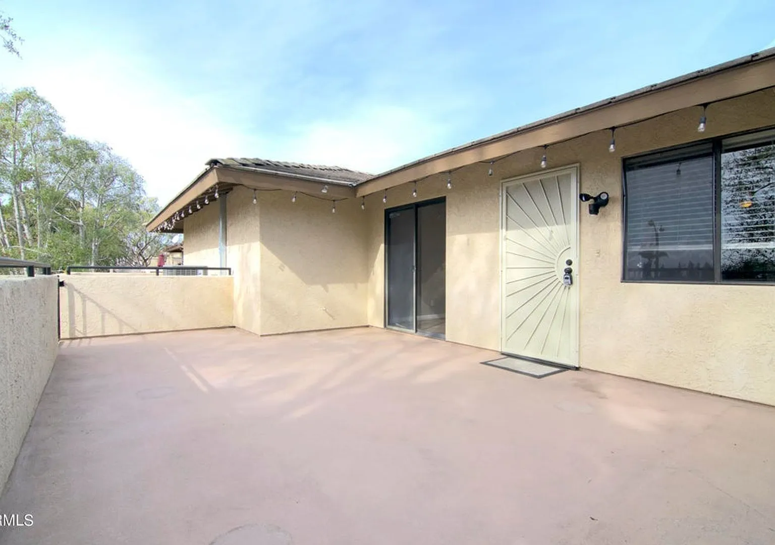 Ventura's Parkside 2nd Floor 2+1 Condo with 2-Car Garage! — Photo 2