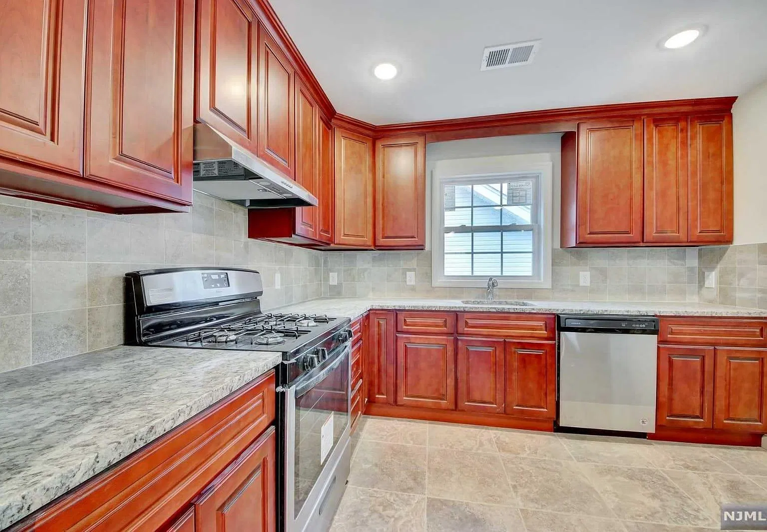 35 Laurel Ave — Photo 4