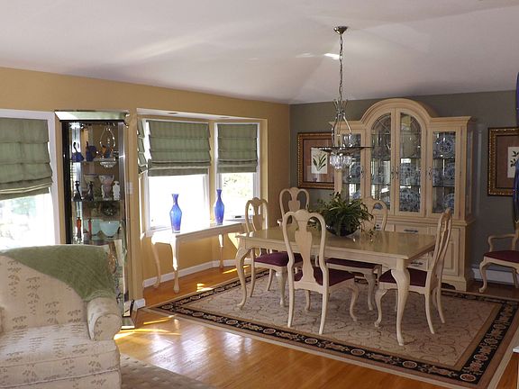 5th image of 549 Lamont Ave