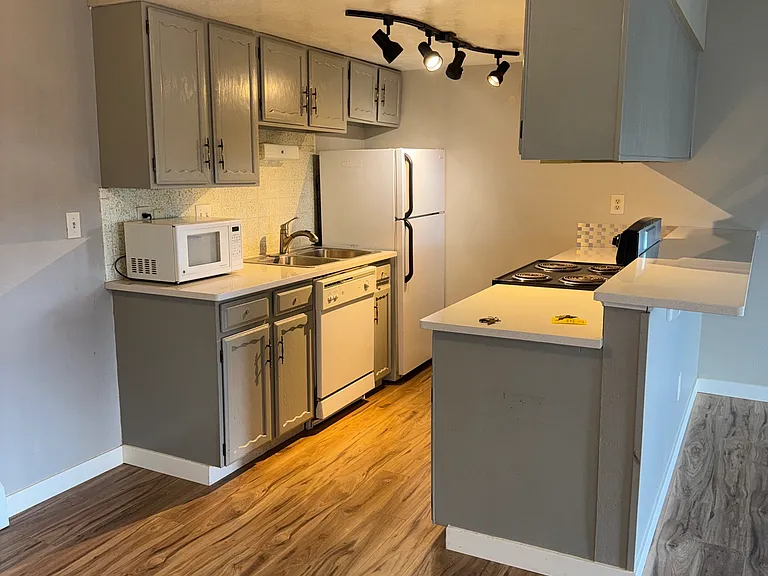 645 Manhattan Pl #39 — Photo 7