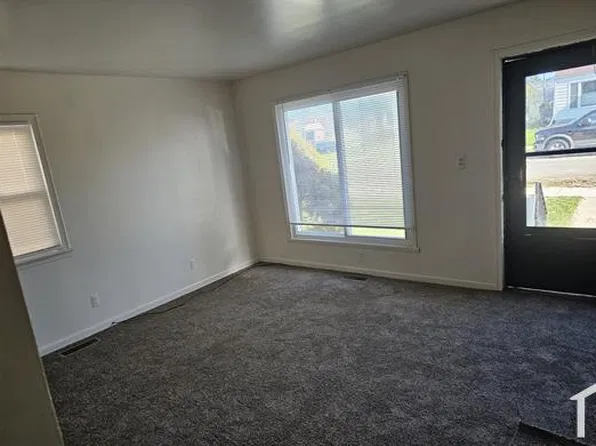 6537 Mettetal St, Detroit, MI 48228