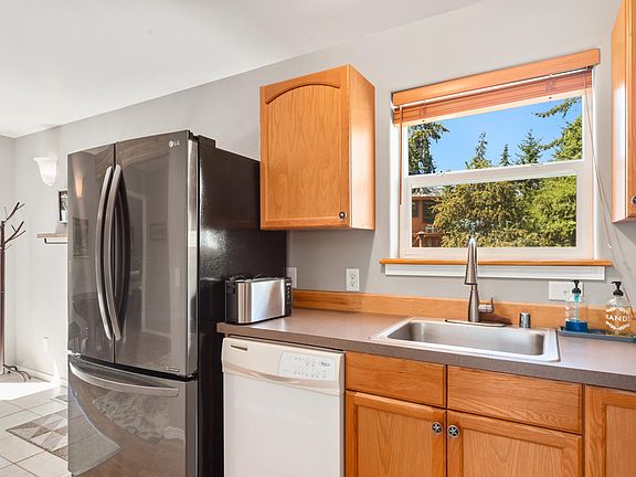 Full kitchen - including dishwasher and full size fridge.