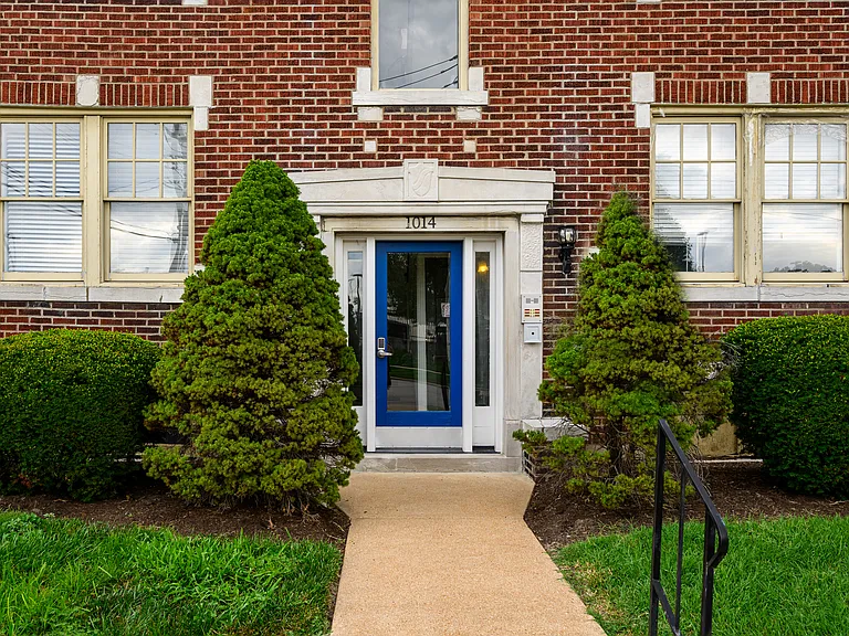 Oakview Apartments — Photo 16