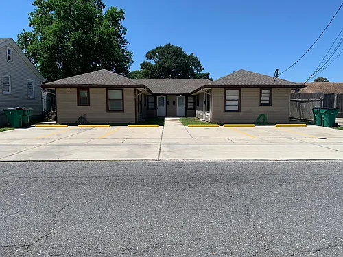 704 N Causeway Blvd #C Photo 1