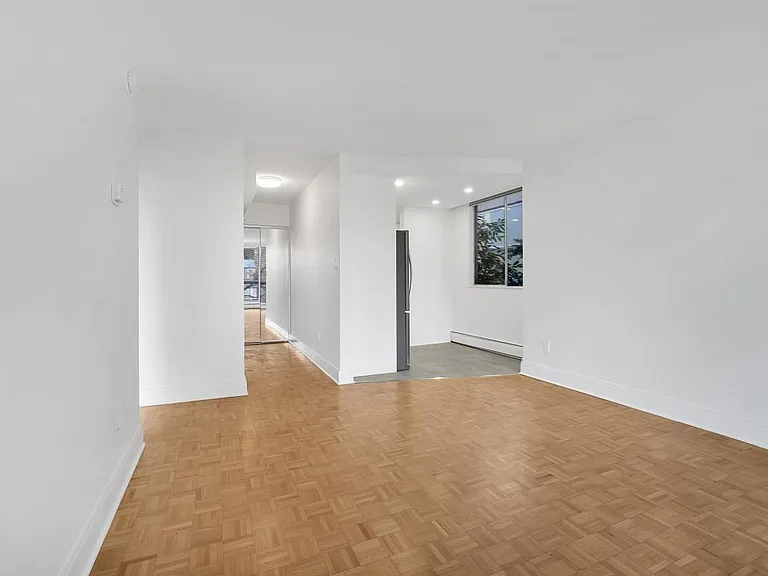 1433 Burnaby St — Photo 14