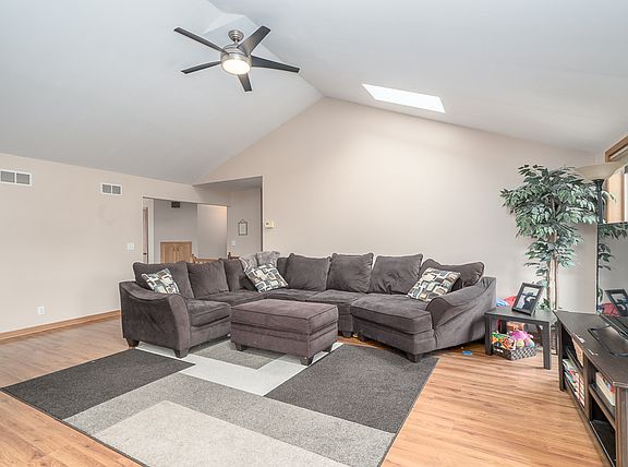 5th image of 103 Woodbine Dr