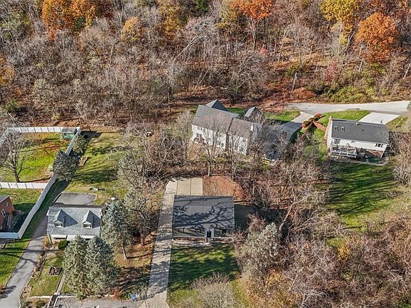 3rd image of 32 Green Oak Dr