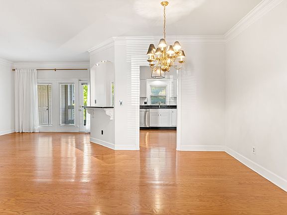 3rd image of 104 Ashlawn Ct