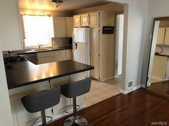 5th image of 243 Parkwood Ave