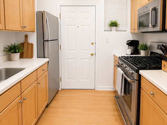 2nd image of 677 W Wrightwood Ave #6855-1E