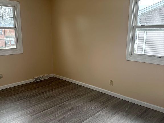 3rd image of 294 Sundridge Dr