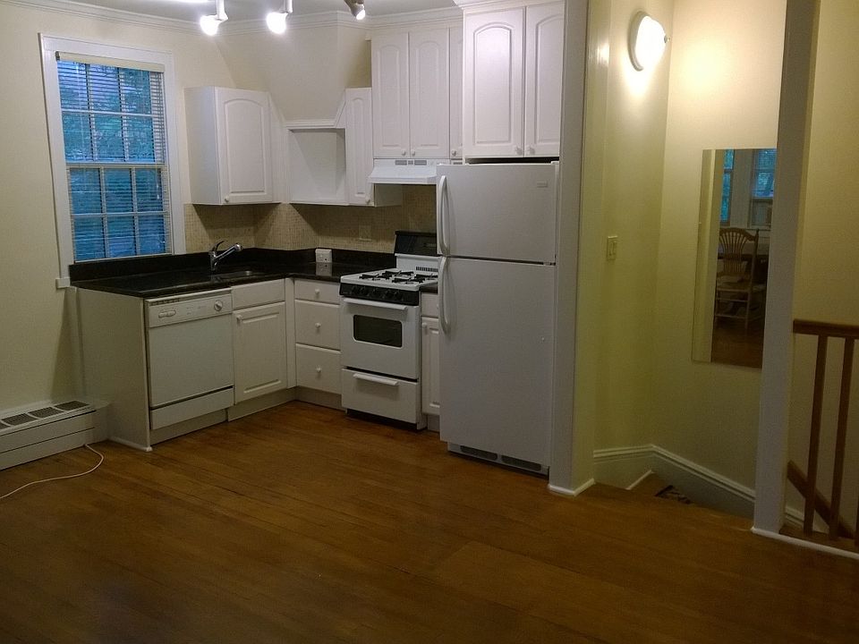 1st image of 400 Burns St