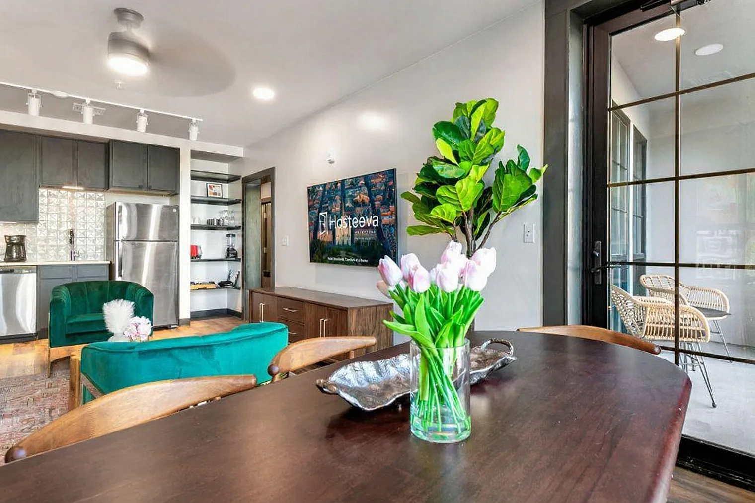 2 bed, 1.0 bath, 904 sqft, $7,319 — Photo 2