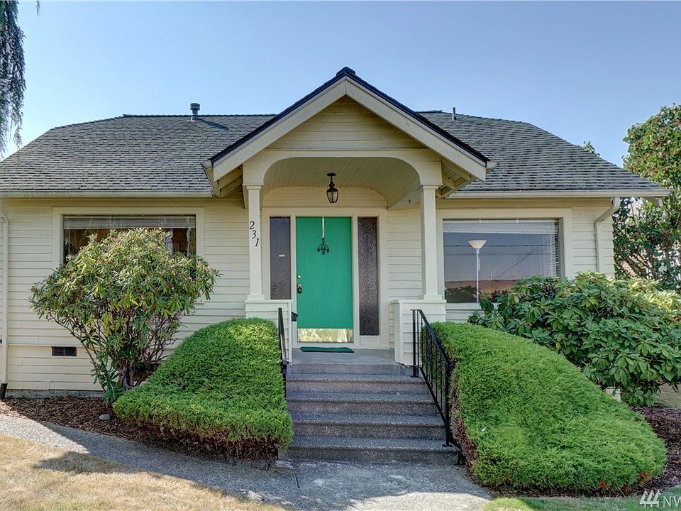 Welcome to this charming rambler with basement in Downtown Renton. 