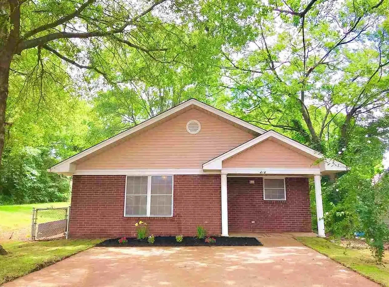 3 bed, 1.5 bath, 1096 sqft, $1,300 — Photo 1
