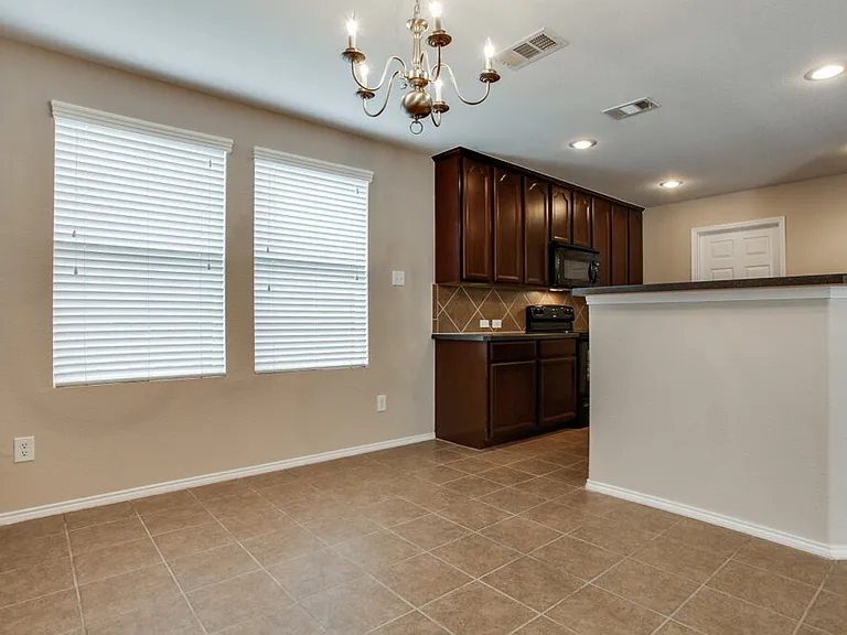 698 Austin Ln — Photo 5