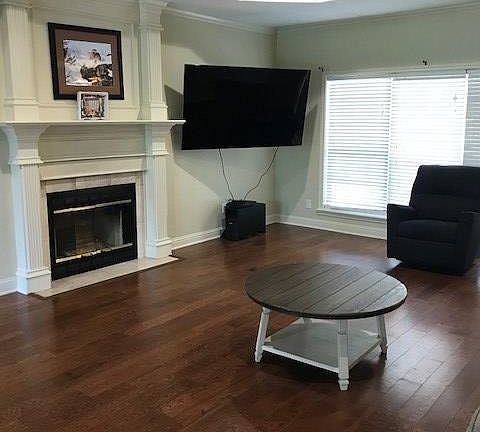 4th image of 387 Lakeview Ln