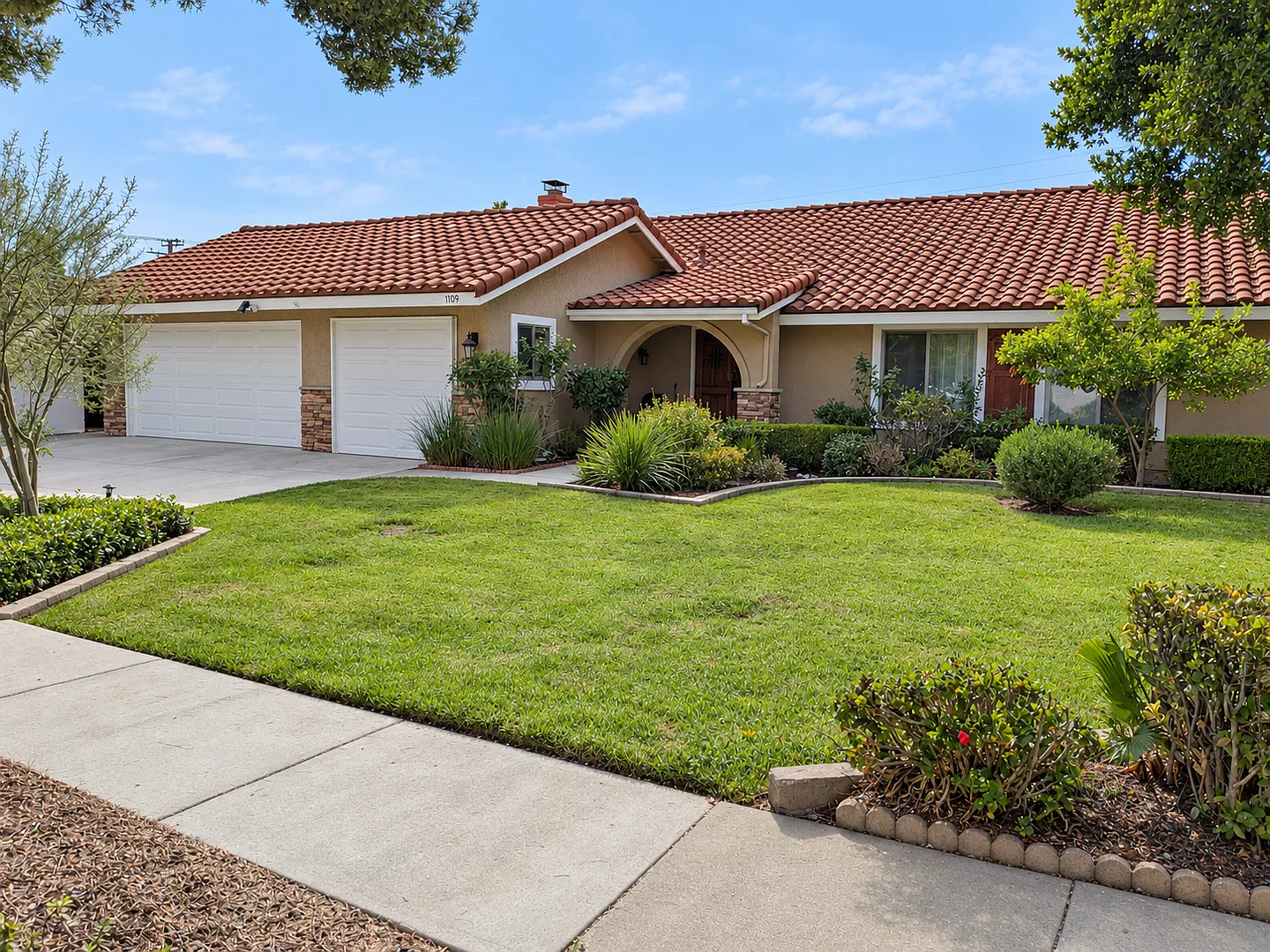 Spacious 4-Bedroom Upland Home with Pool and Large Backyard — Photo 2