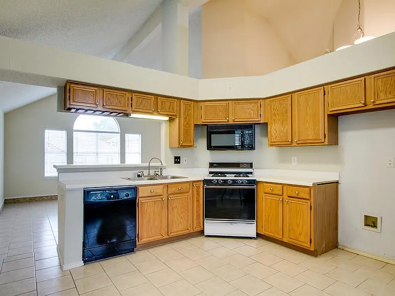 2104 Regency Dr — Photo 14
