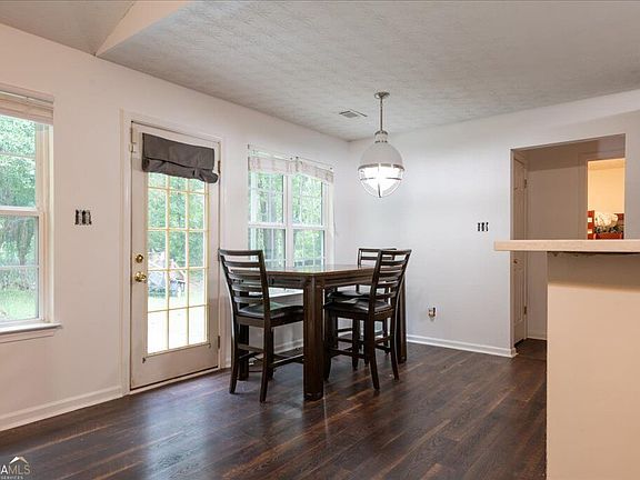 4th image of 215 Highgrove Dr